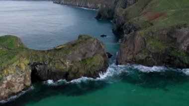 Carrick-a-Rede Halat Köprüsü, County Antrim 'deki Ballintoy yakınlarında. Carrickarede adasını birbirine bağlıyor. Hayır İrlanda, İngiltere.