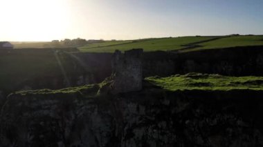 Dunseverick Şatosu, Kuzey İrlanda 'nın Antrim ilçesindeki Dunseverick köyünün batısında yer almaktadır.