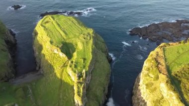 Dunseverick Şatosu, Kuzey İrlanda 'nın Antrim ilçesindeki Dunseverick köyünün batısında yer almaktadır.