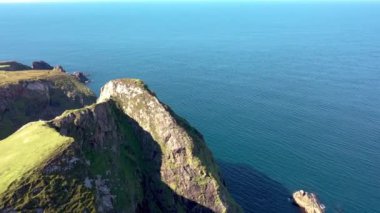 İrlanda 'nın Donegal ilçesindeki Arranmore adasındaki deniz fenerine yakın uçurumların havadan görünüşü.