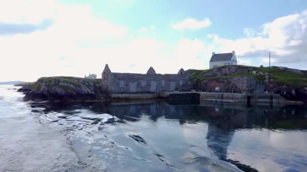在爱尔兰多尼加县的伯顿波特和塞德莫尔岛之间通过拉特兰岛 — 图库视频影像
