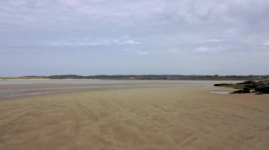 Donegal 'de Ardara ile Portnoo arasındaki Sheskinmore Doğa Koruma Alanı' nda Carn sahilinin derinliklerine uçuyor.