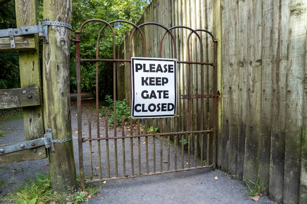 Por Favor Mantenha Gates Fechado Entre Portão Ferro Irlanda — Fotografia de Stock