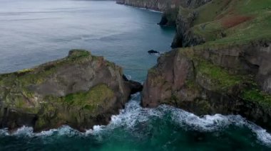 Carrick-a-Rede Halat Köprüsü, County Antrim 'deki Ballintoy yakınlarında. Carrickarede adasını birbirine bağlıyor. Hayır İrlanda, İngiltere.