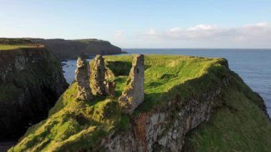 Dunseverick Şatosu, Kuzey İrlanda 'nın Antrim ilçesindeki Dunseverick köyünün batısında yer almaktadır.