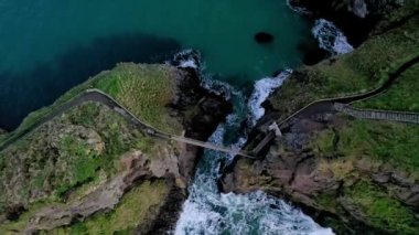 Carrick-a-Rede Halat Köprüsü, County Antrim 'deki Ballintoy yakınlarında. Carrickarede adasını birbirine bağlıyor. Hayır İrlanda, İngiltere.