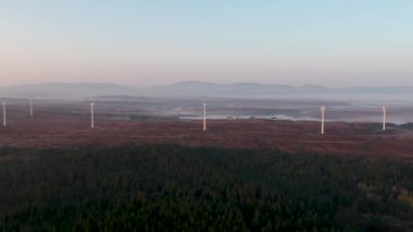 Loughderryduff rüzgar çiftliğinin sisli havadan görünüşü, County Donegal, İrlanda Cumhuriyeti.