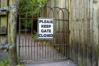 Lütfen İrlanda 'daki demir kapıda Kapılar Kapalı Tabelayı Tutun.