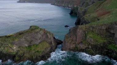 Carrick-a-Rede Halat Köprüsü, County Antrim 'deki Ballintoy yakınlarında. Carrickarede adasını birbirine bağlıyor. Hayır İrlanda, İngiltere.