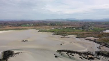 Donegal 'de Ardara ile Portnoo arasındaki Sheskinmore Doğa Koruma Alanı' ndaki Carn Sahili - İrlanda