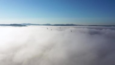 County Donegal - İrlanda 'daki siste rüzgar enerjisi türbinleri.