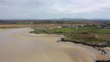 Donegal 'de Ardara ile Portnoo arasındaki Sheskinmore Doğa Koruma Alanı' ndaki Carn Sahili - İrlanda