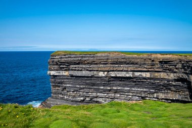 Dun Briste Denizi İlçe Mayo 'daki Downpatrick Head' in uçurumlarına yığıldı..