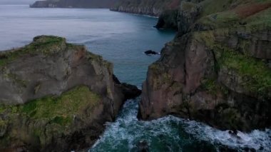 Carrick-a-Rede Halat Köprüsü, County Antrim 'deki Ballintoy yakınlarında. Carrickarede adasını birbirine bağlıyor. Hayır İrlanda, İngiltere.