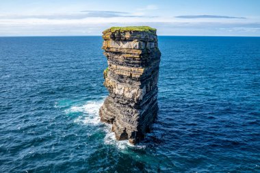 Dun Briste Denizi İlçe Mayo 'daki Downpatrick Head' in uçurumlarına yığıldı..