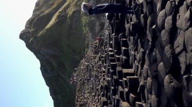 Devler Geçidi, Kuzey İrlanda, İngiltere - Kasım 05 2022: İnsanlar birbirine kenetlenmiş 40000 bazalt sütunun keyfini çıkarıyorlar.