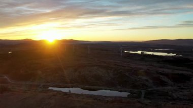 Donegal, İrlanda 'daki Bonny Glen' de hava manzaralı gün doğumu.