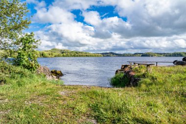 Lough Gill İrlanda 'nın Leitrim ilçesindeki Parkes Kalesi' nden görüldü.,