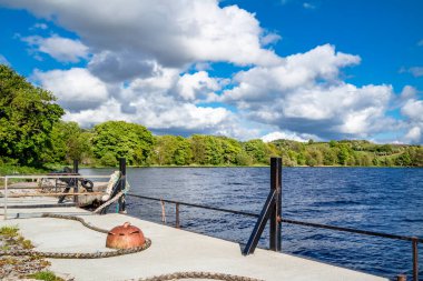 İrlanda 'nın Leitrim ilçesindeki Parkes Kalesi' ndeki iskelede..