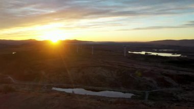 Donegal, İrlanda 'daki Bonny Glen' de hava manzaralı gün doğumu.