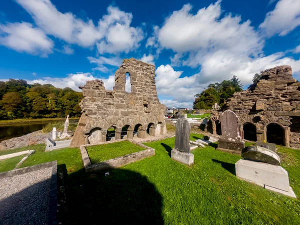 ドネガル タウン 2022年9月22日 ドネガル タウンにある歴史ある修道院墓地は 1474年にヒュー ドネルによって建設されました — ストック写真