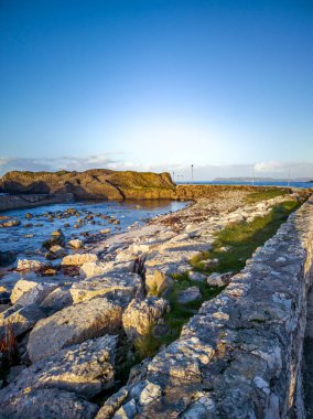 Giants Causeway, County yakınlarındaki Ballintoy Limanı. Antrim, Kuzey İrlanda - İngiltere.