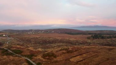 Donegal, İrlanda 'daki Bonny Glen' de inanılmaz gün doğumu manzarası..