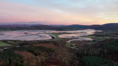 Donegal, İrlanda 'da Portnoo' nun Gweebarra Körfezi 'nin havadan görünüşü.