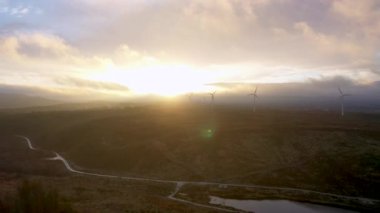 Donegal, İrlanda 'daki Bonny Glen' de inanılmaz gün doğumu manzarası..