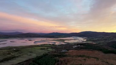 Donegal, İrlanda 'da Portnoo' nun Gweebarra Körfezi 'nin havadan görünüşü.