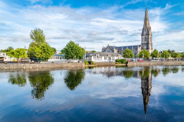 Ballina şehrinin ufuk çizgisi, İlçe Mayo, İrlanda.