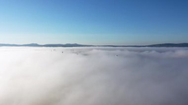 County Donegal - İrlanda 'daki siste rüzgar enerjisi türbinleri.