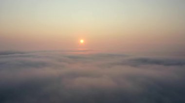 Donegal Eyaleti Portnoo 'daki İrlanda kıyılarında yükselen sisle güneş bulanıklaştı.