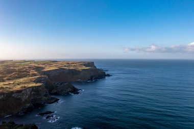Kuzey İrlanda 'nın Antrim ilçesindeki Dunseverick' in hava görüntüsü.