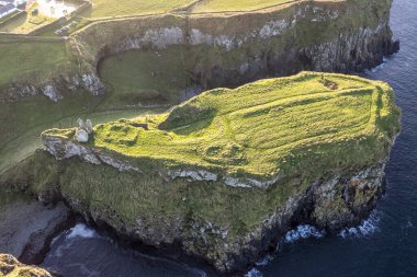 Dunseverick Şatosu, Kuzey İrlanda 'nın Antrim ilçesindeki Dunseverick köyünün batısında yer almaktadır.