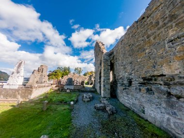 Donegal kasabasındaki tarihi Manastır Mezarlığı, 1474 yılında Hugh O Donnell tarafından İrlanda 'nın Donegal ilçesinde inşa edilmiştir..