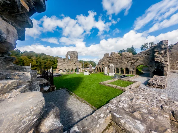 1474年にヒュー ドネルがアイルランドのドニゴール郡に建設した歴史ある修道院墓地 — ストック写真