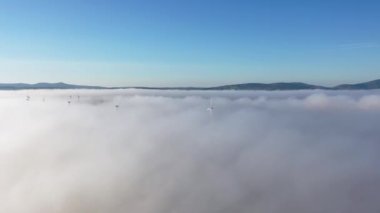 County Donegal - İrlanda 'daki siste rüzgar enerjisi türbinleri.