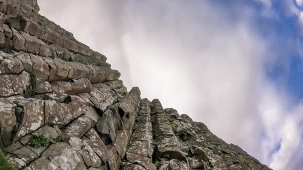 英国北爱尔兰布什米尔斯公司在巨石阵桥上4万根相互交错的玄武岩柱中的几根 — 图库视频影像