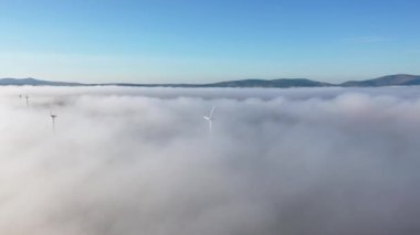 County Donegal - İrlanda 'daki siste rüzgar enerjisi türbinleri.