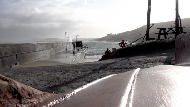 Golven Crashen Tegen Pier Portnoo Haven Storm Franklin County Donegal — Stockvideo