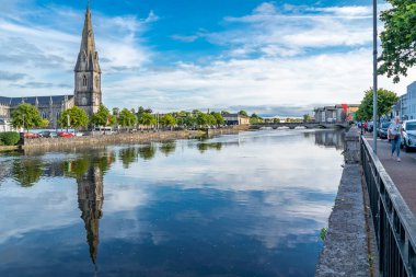 Ballina şehrinin ufuk çizgisi, İlçe Mayo, İrlanda.