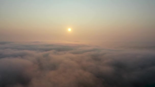 Ήλιος Θόλωσε Από Την Ομίχλη Που Κυλά Πάνω Από Τις — Αρχείο Βίντεο
