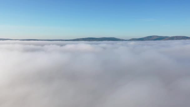 Ветроэнергетические Турбины Тумане Графстве Донегал Ирландия — стоковое видео