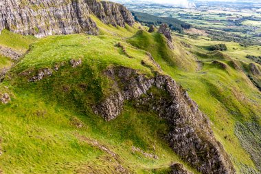 Güzel Binevenagh Dağı Kuzey İrlanda 'da Limavady yakınlarında..