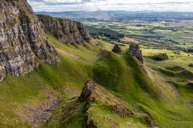 Güzel Binevenagh Dağı Kuzey İrlanda 'da Limavady yakınlarında..