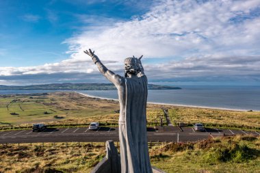 GORTMORE, NORTHERN IRELAND, İngiltere - 18 Eylül 2022: John Darre Sutton tarafından yapılan Manannan Mac Lir Heykeli - İrlanda mitolojisinde denizle ilişkili ve sıklıkla yorumlanan bir savaşçı ve kraldır