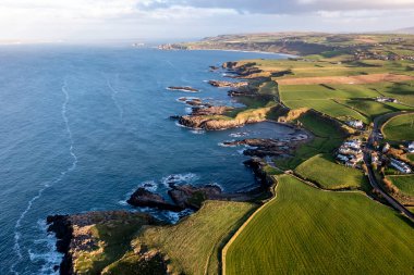 Kuzey İrlanda 'nın Antrim ilçesindeki Dunseverick' in hava görüntüsü.