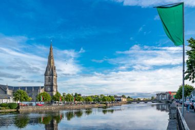 Ballina şehrinin ufuk çizgisi, İlçe Mayo, İrlanda.