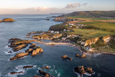 Giants Causeway, County yakınlarındaki Ballintoy Harbour 'un hava görüntüsü. Antrim, Kuzey İrlanda, İngiltere.